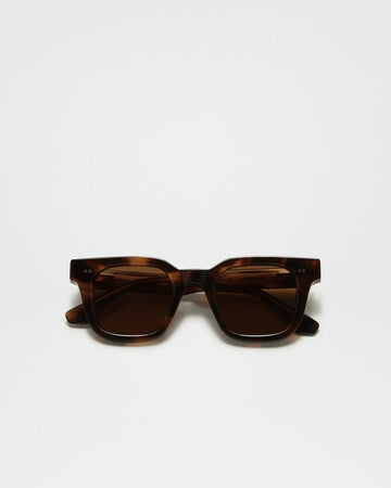 Chimi Eyewear 04.2 Tortoise solbriller med rektangulær skilpaddemønstret innfatning og mørkebrune glass.