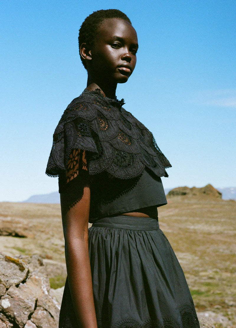 Drea Embroidery Top - Svart