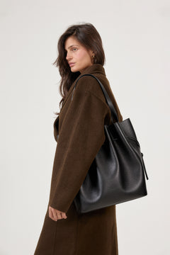 Scallop Tote Pebble Grain Leather - Black