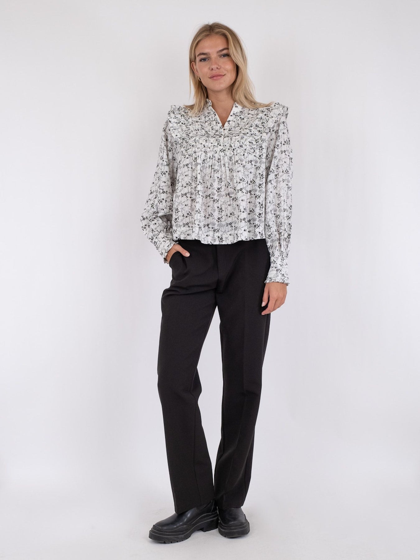 Alicia Stitch Flower Blouse - Off White