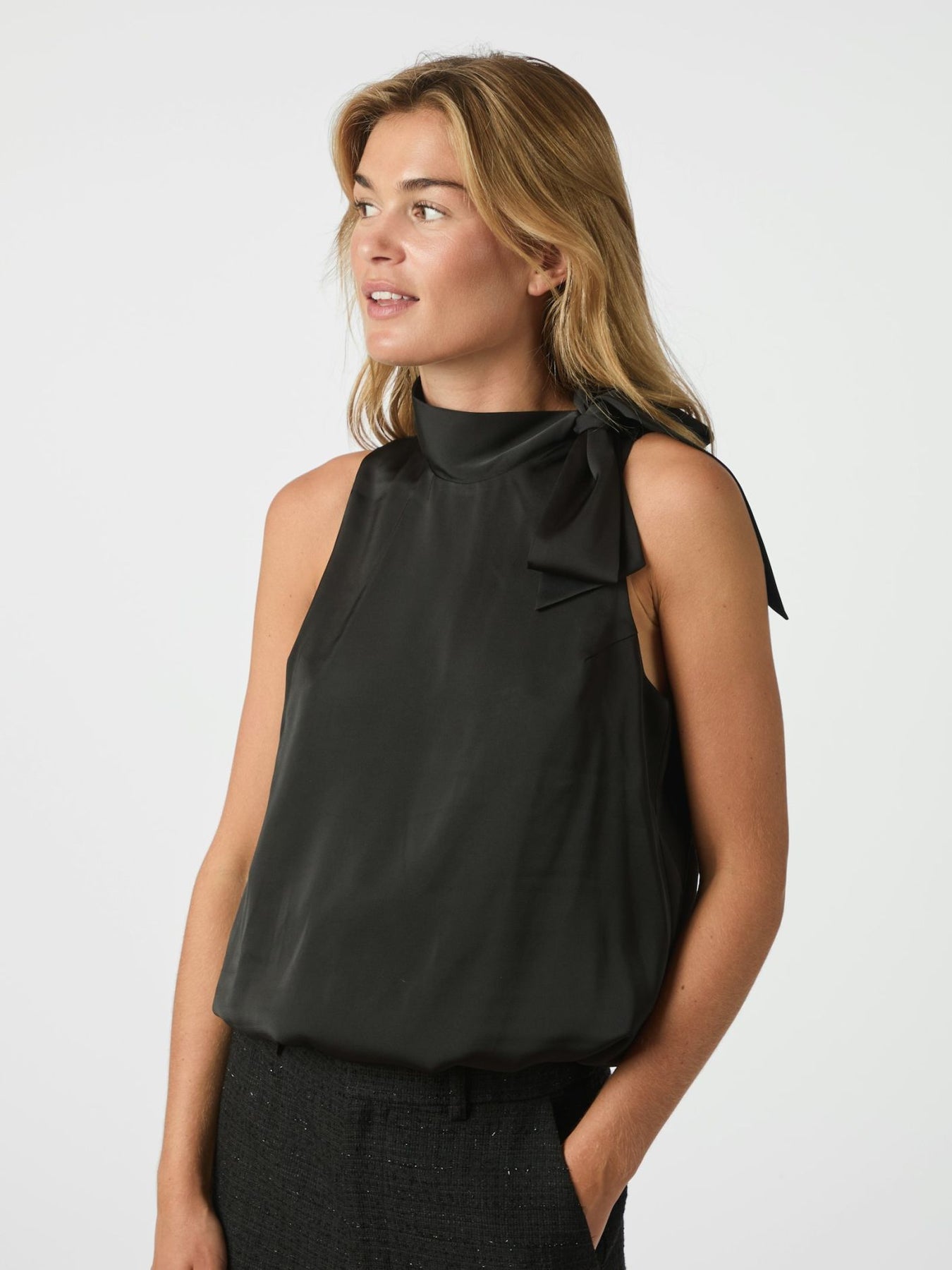 Veda Drapy Satin Top - Svart