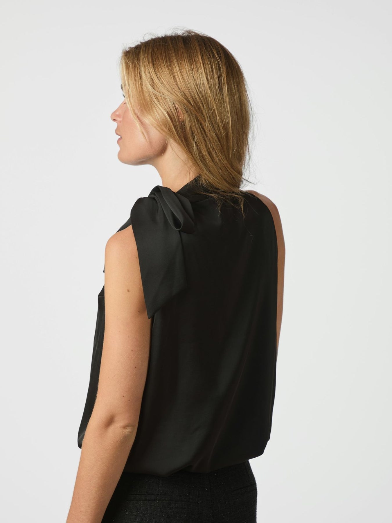 Veda Drapy Satin Top - Svart