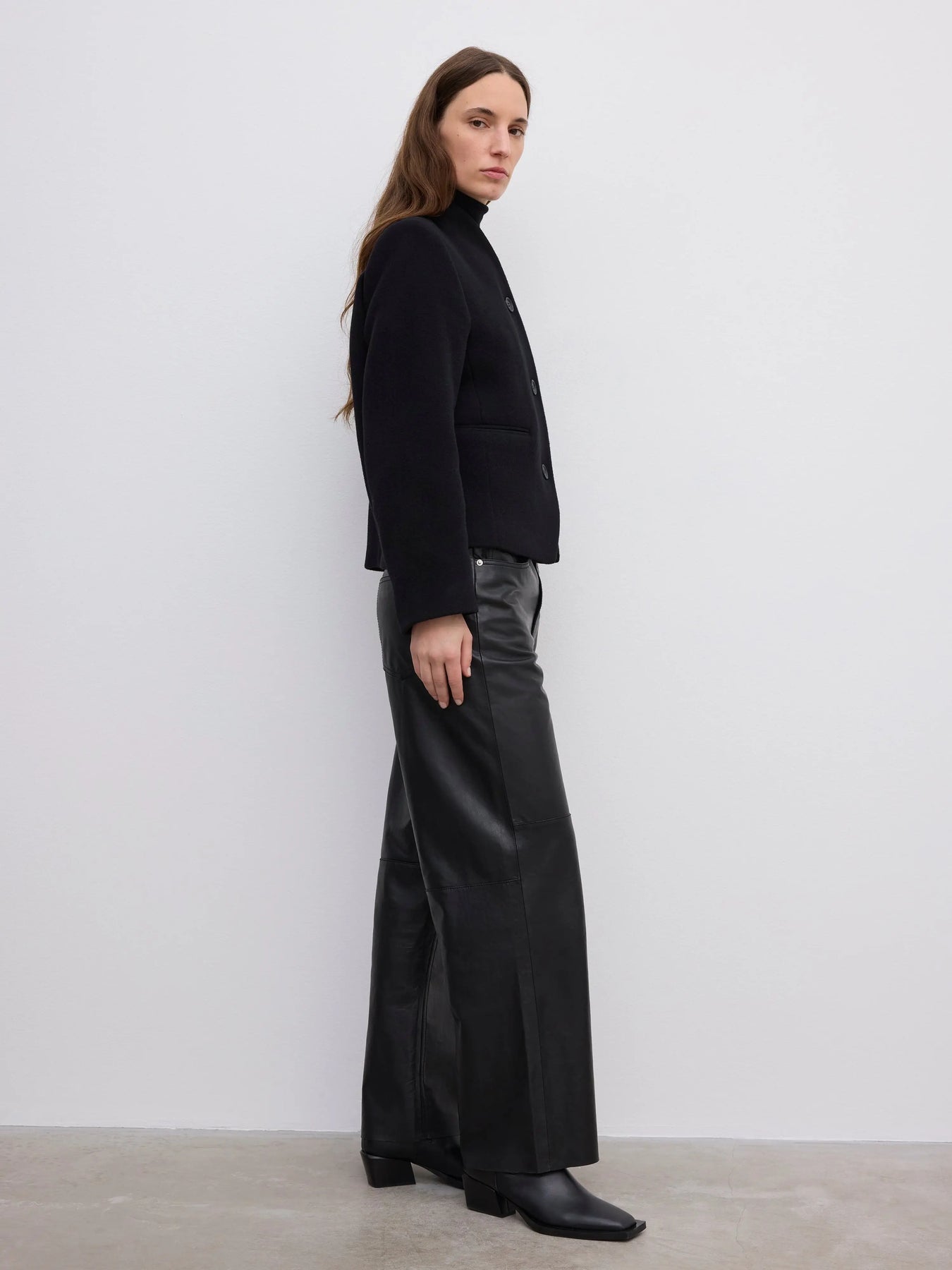 Short Curved Jacket - Svart