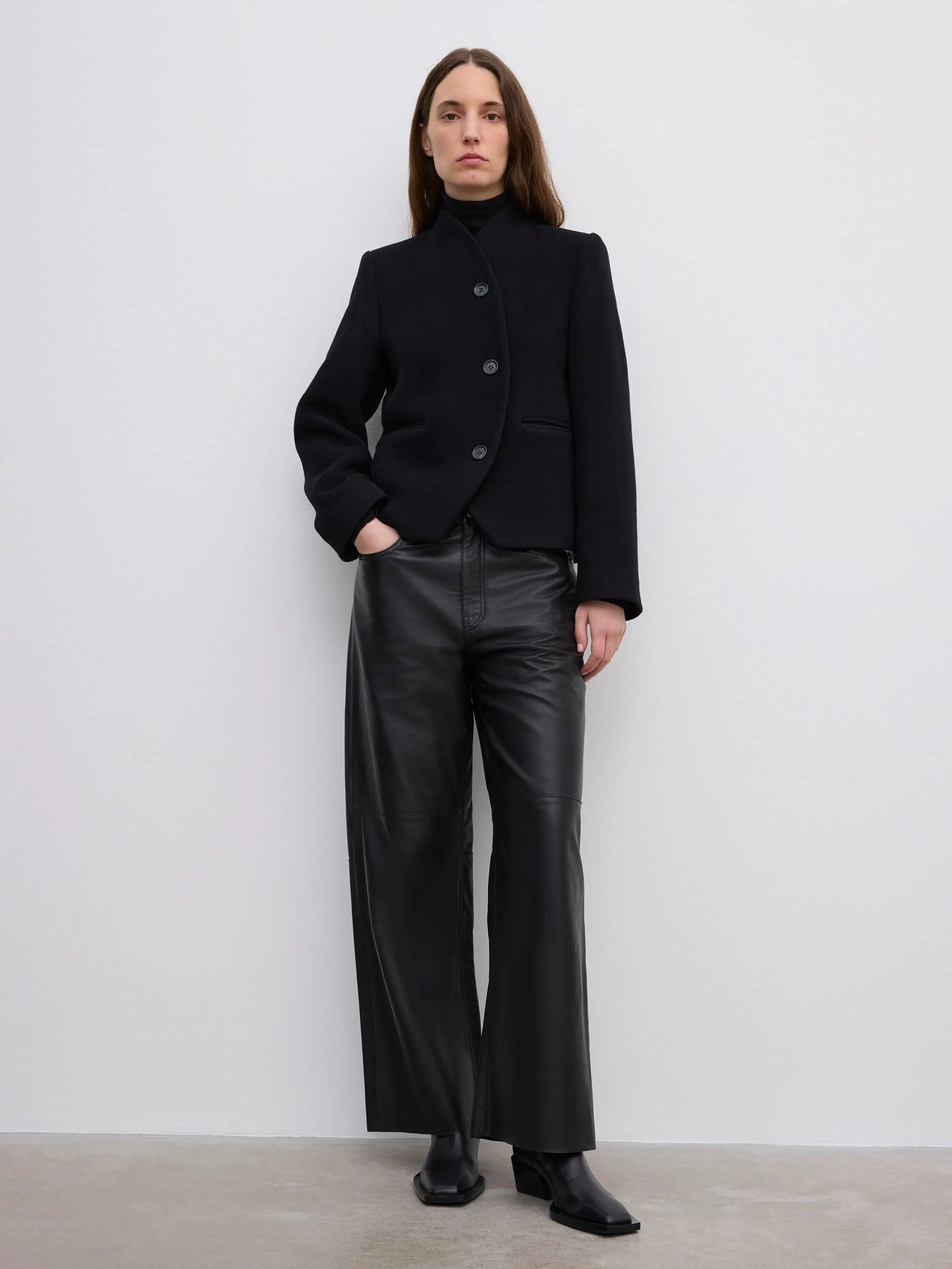 Short Curved Jacket - Svart