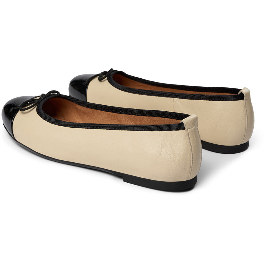 Lucy - Beige/Svart Lack
