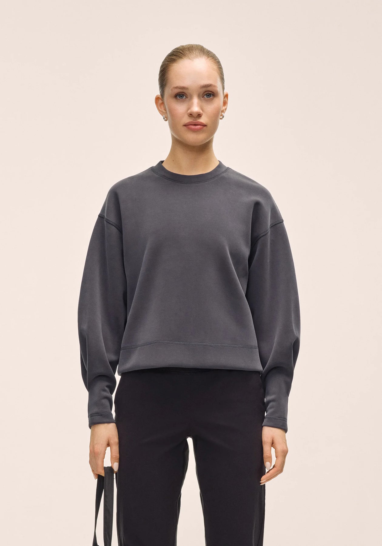 Peachy Crew Neck - Almost Black
