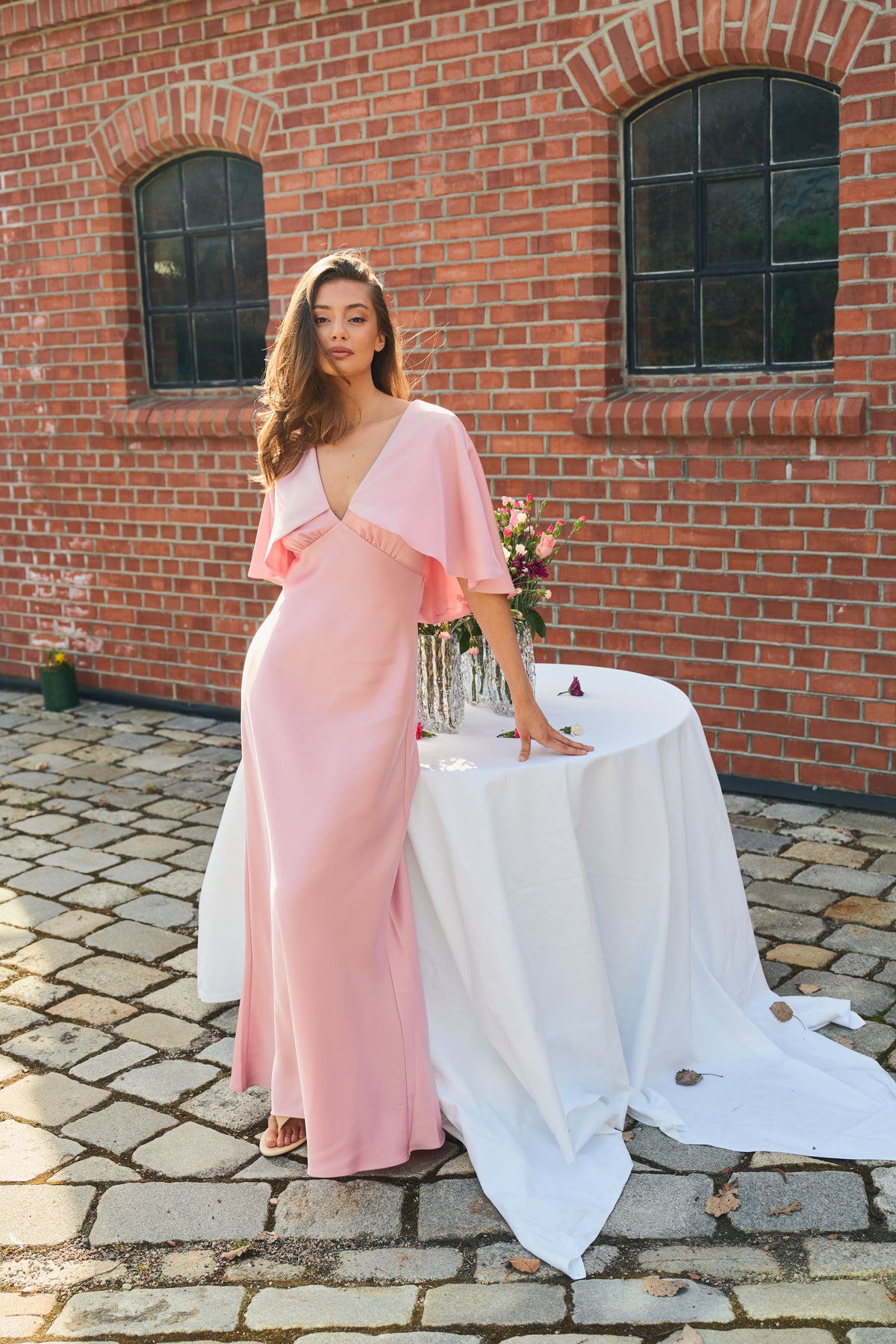 Arielle Satin Cape Maxiklänning - Rosa