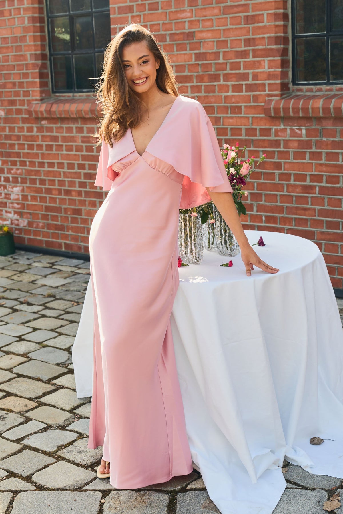 Arielle Satin Cape Maxiklänning - Rosa