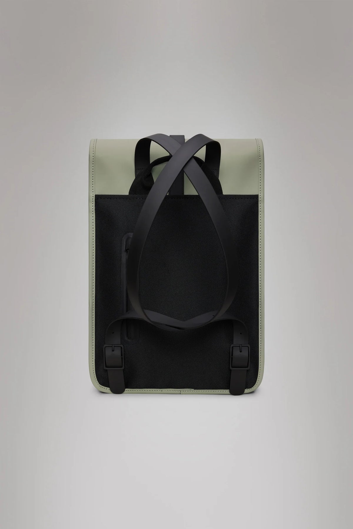 `: `Ryggsäck Mini W3 - Drift`

Let's verify:
- Language: Swedish.
- "Backpack" -> "Ryggsäck".
- "Mini W3 - Drift" -> "Mini W3 - Drift".
- Result: `Ryggsäck Mini W3 - Drift`

<r>Ryggsäck Mini W3 - Drift