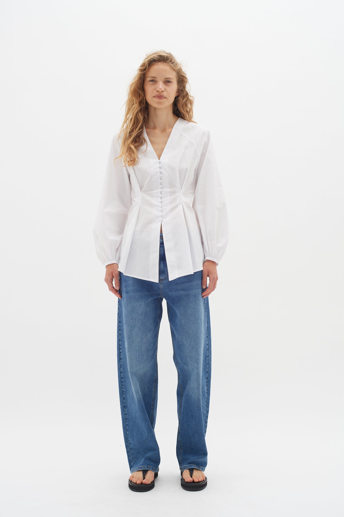 HelveIW Blus - Pure White