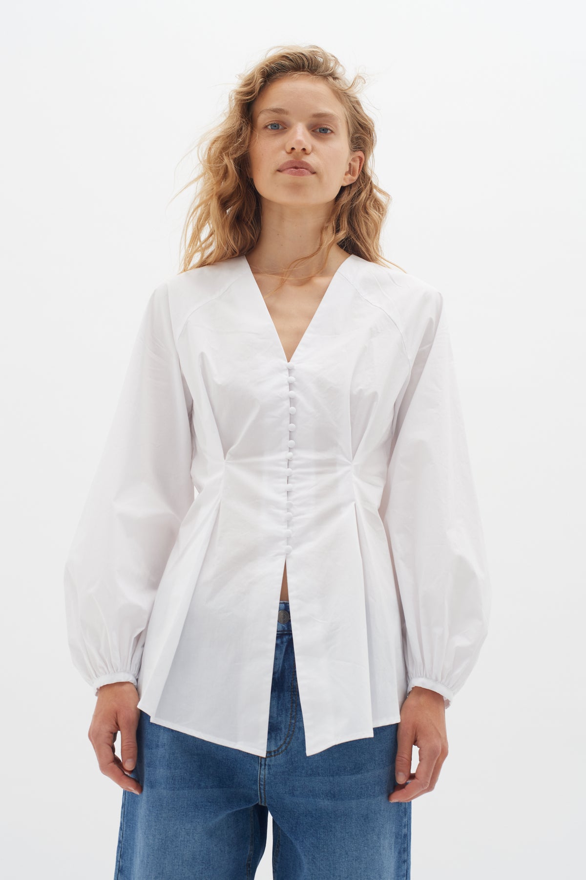 HelveIW Blus - Pure White