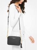 Jet Set Medium Pebbled Leather Crossbody Bag - Svart/Guld