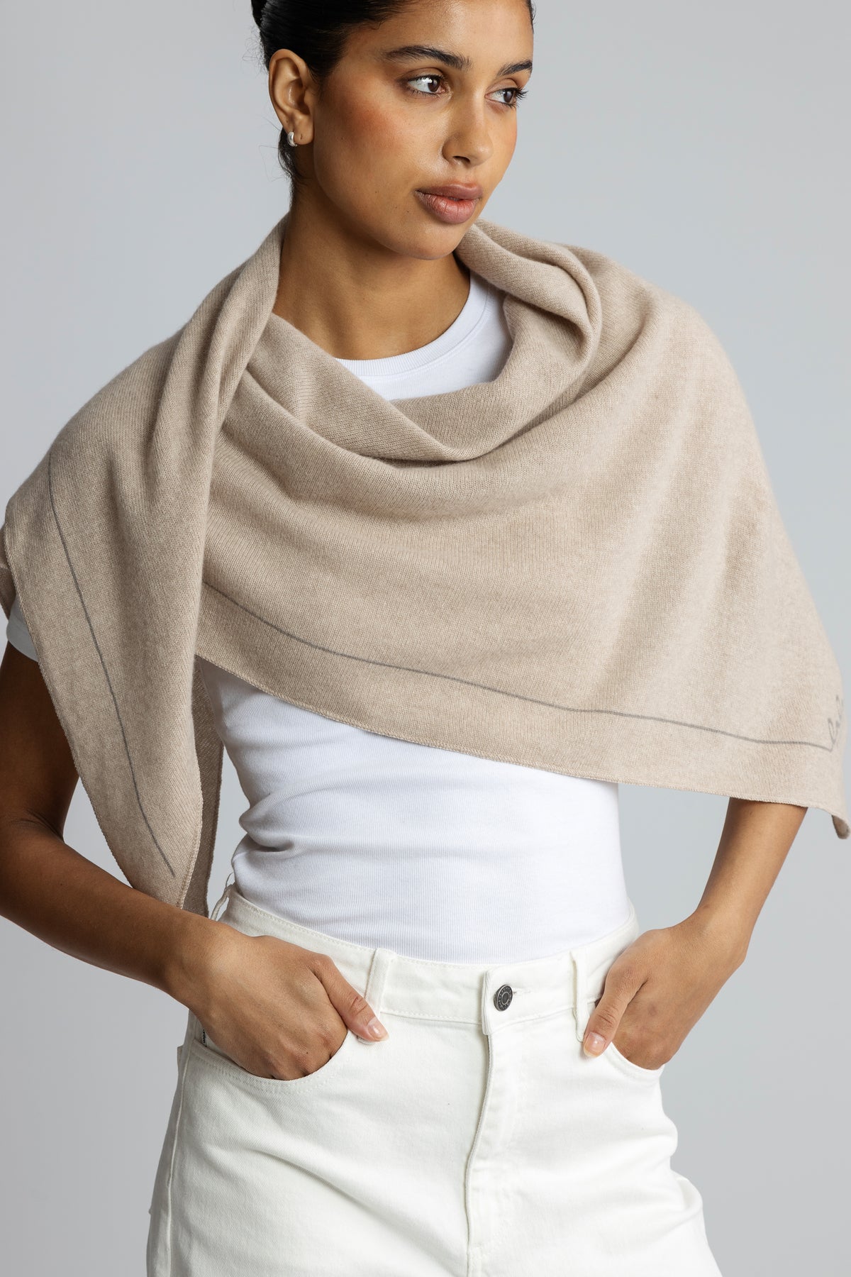 Triangle Solid Logo M Cashmere - Dune Beige
