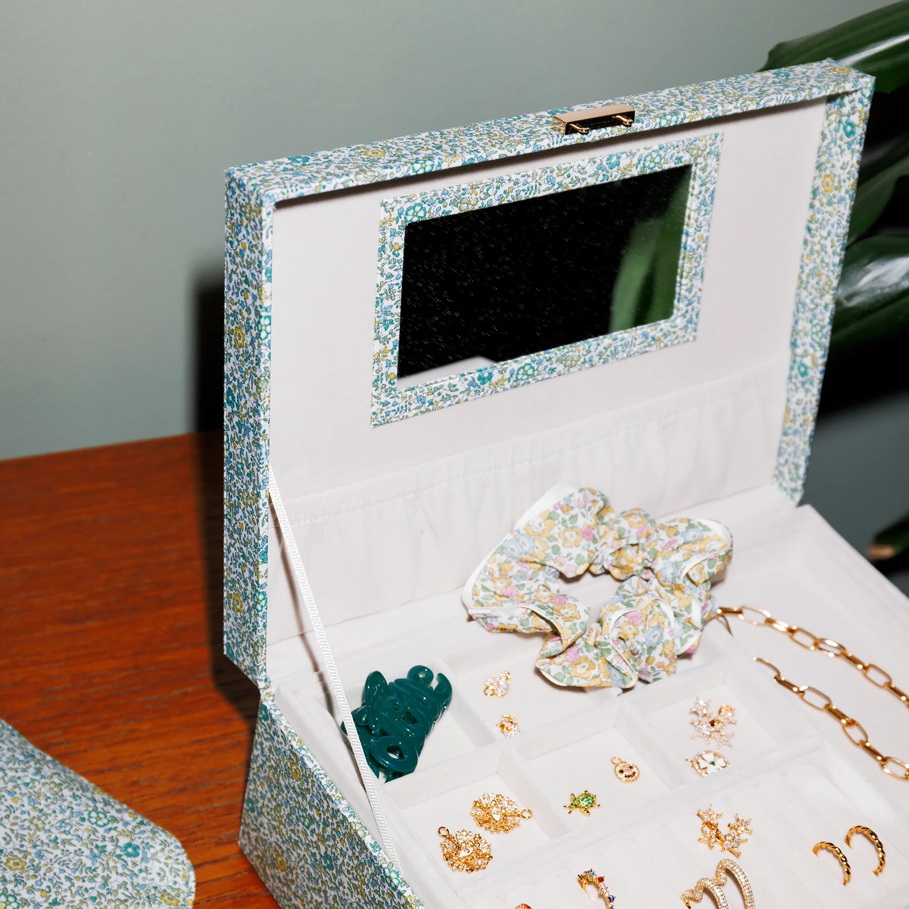Smyckeskrin Square MW Liberty - Katie And Millie Green
