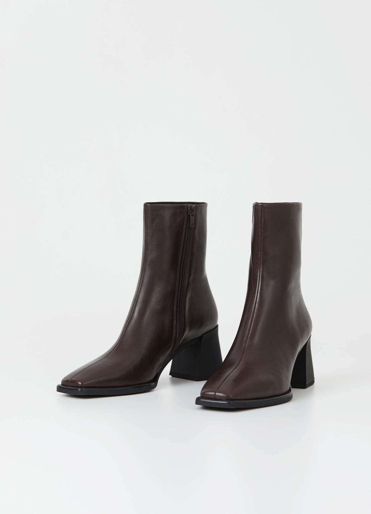 5002 Hedda - Chocolate