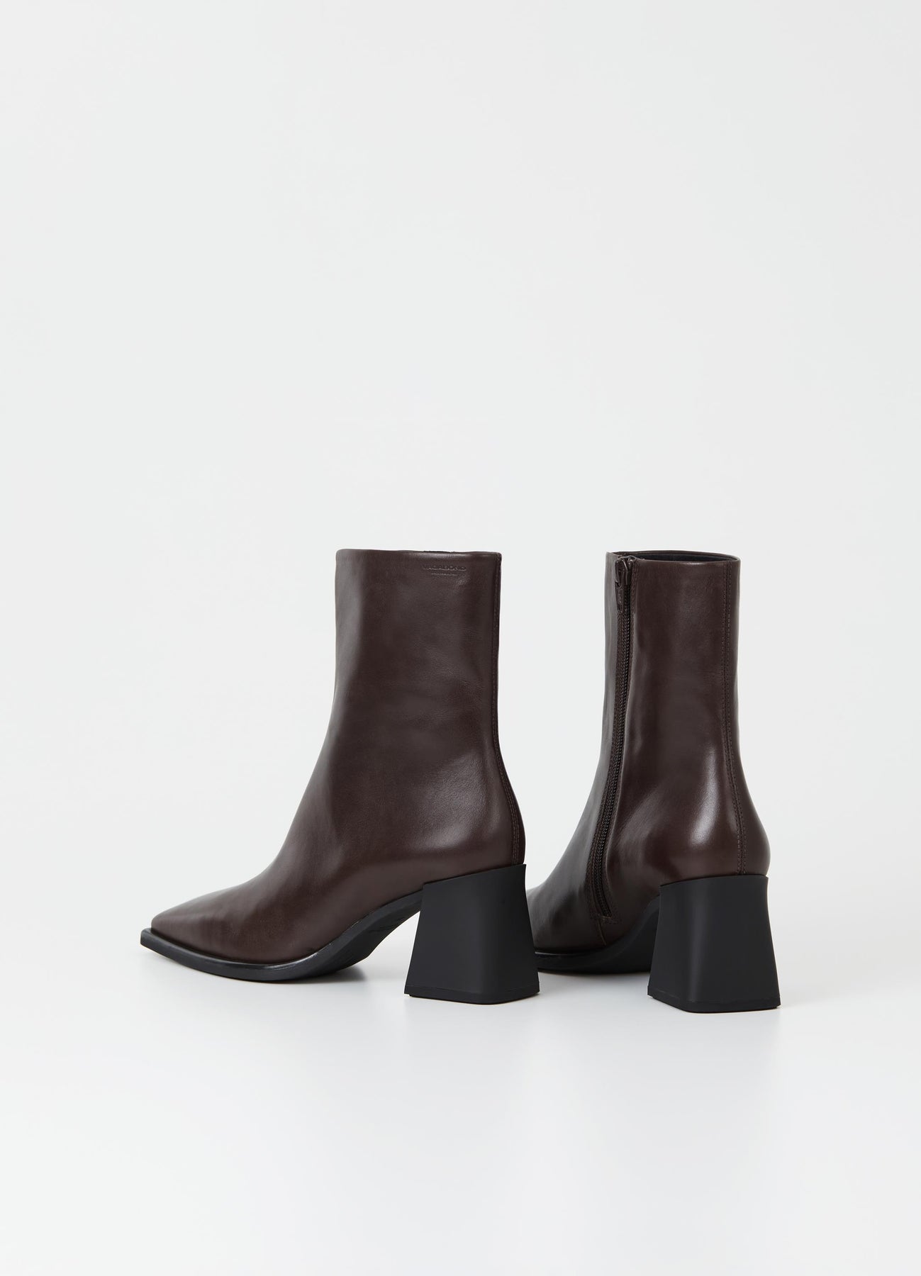 5002 Hedda - Chocolate