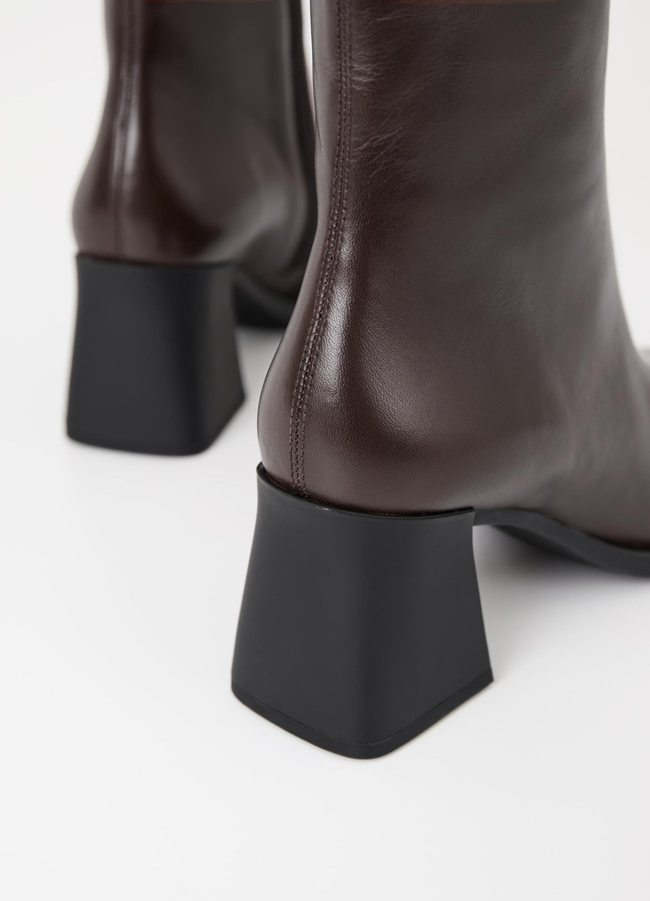 5002 Hedda - Chocolate