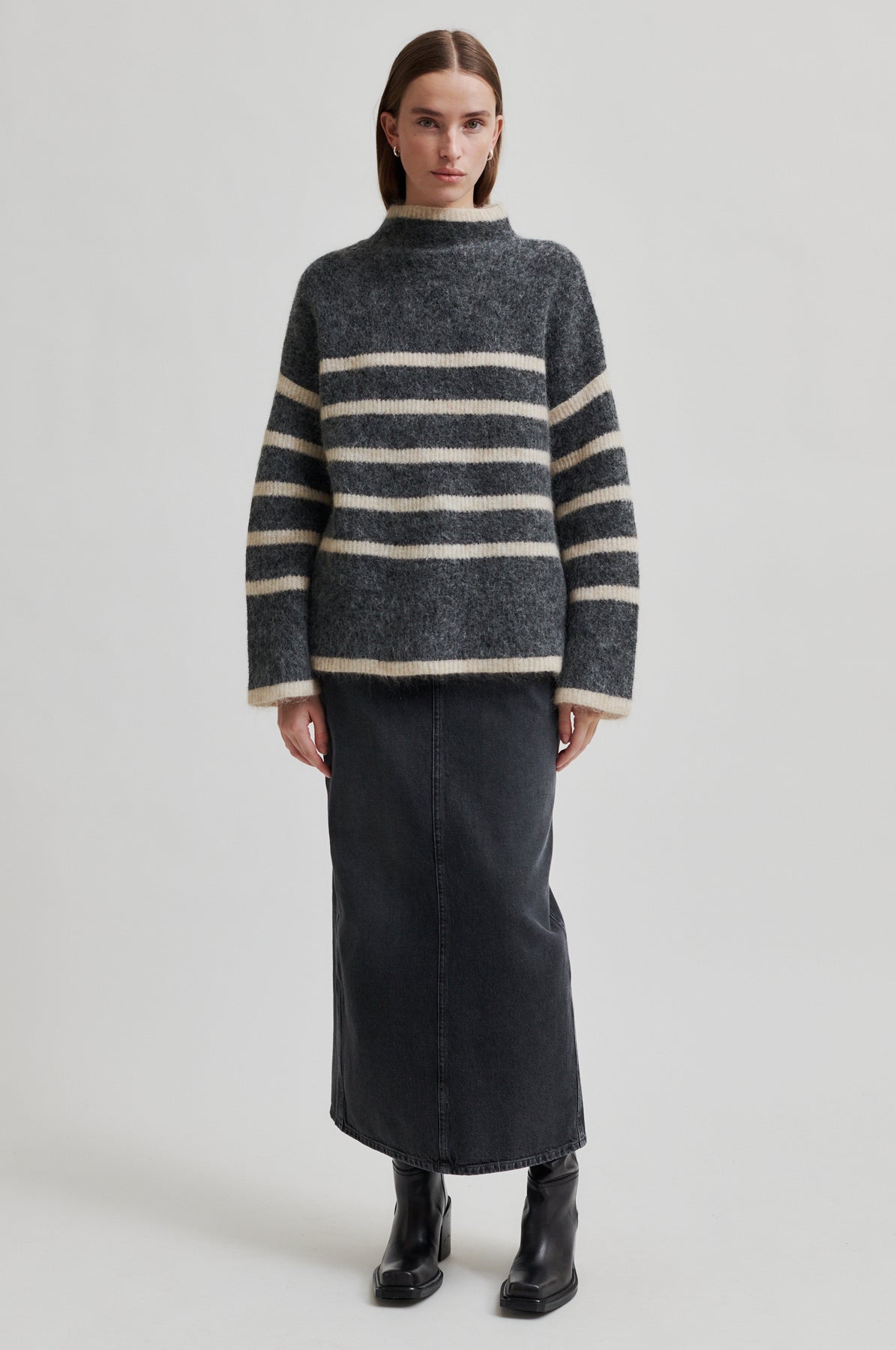 Ovalis Knit T-Neck - Volcanic Ash