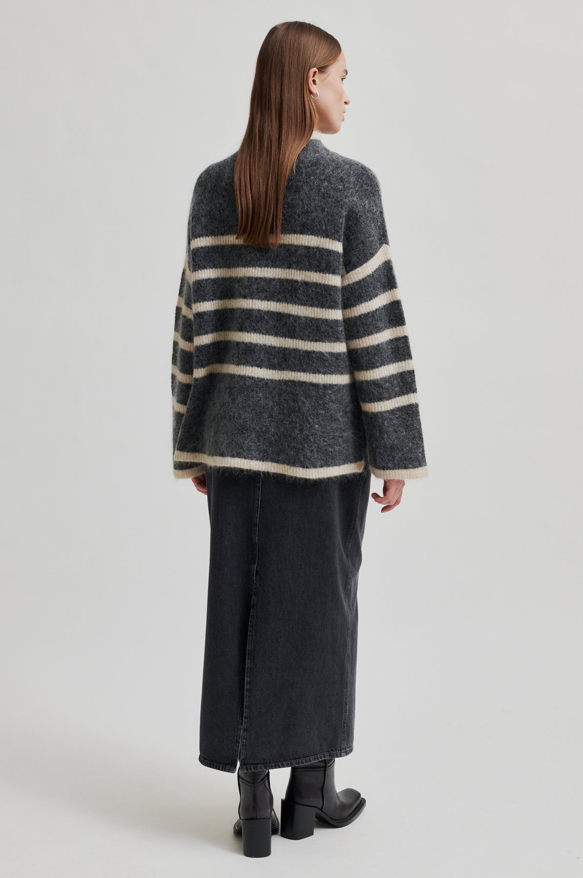 Ovalis Knit T-Neck - Volcanic Ash