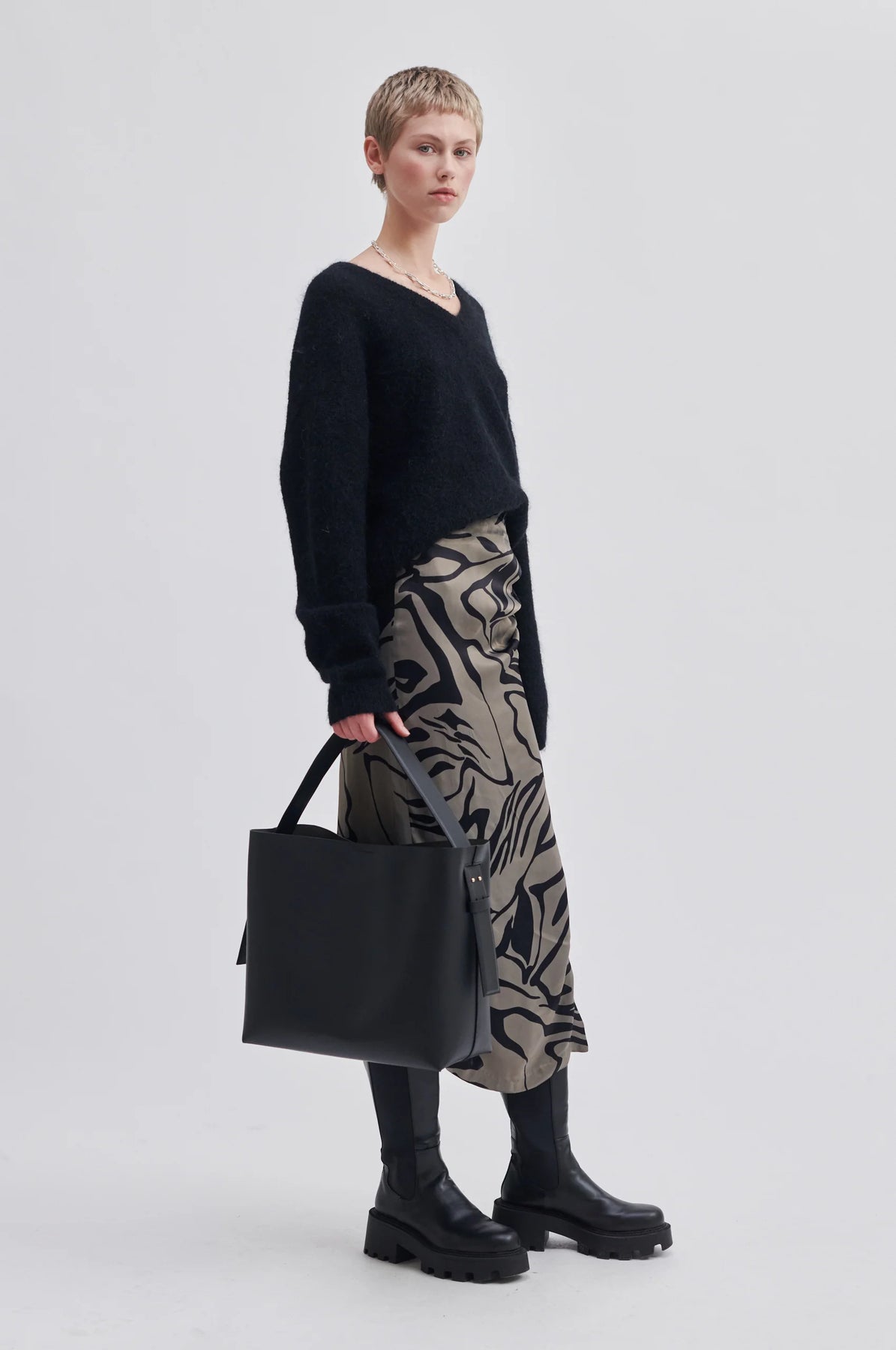 Leata Maxi Leather Bag - Black