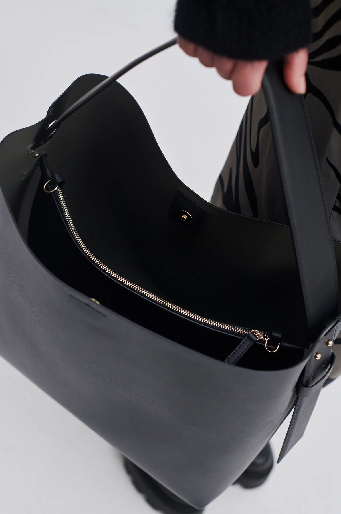 Leata Maxi Leather Bag - Black