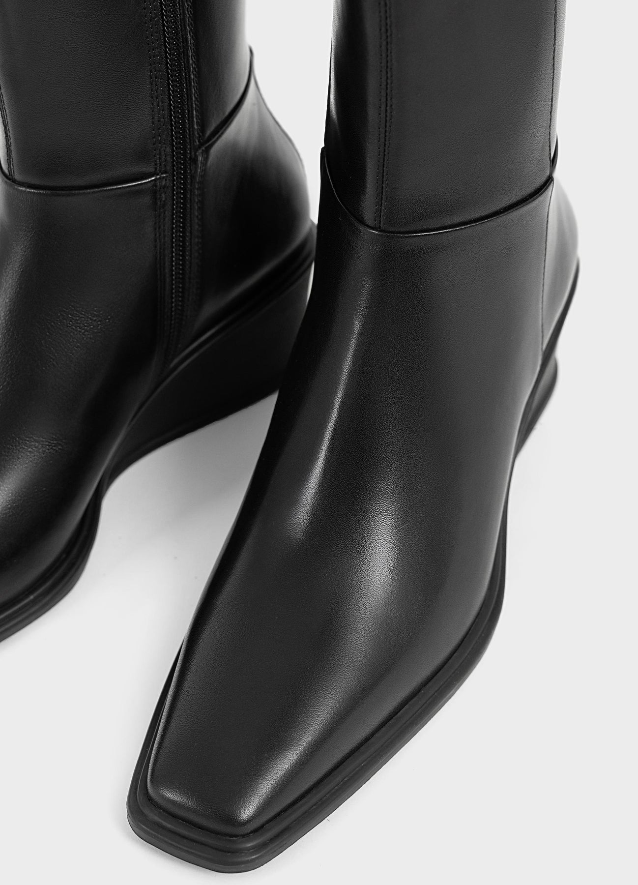 5829 Aino - Black
