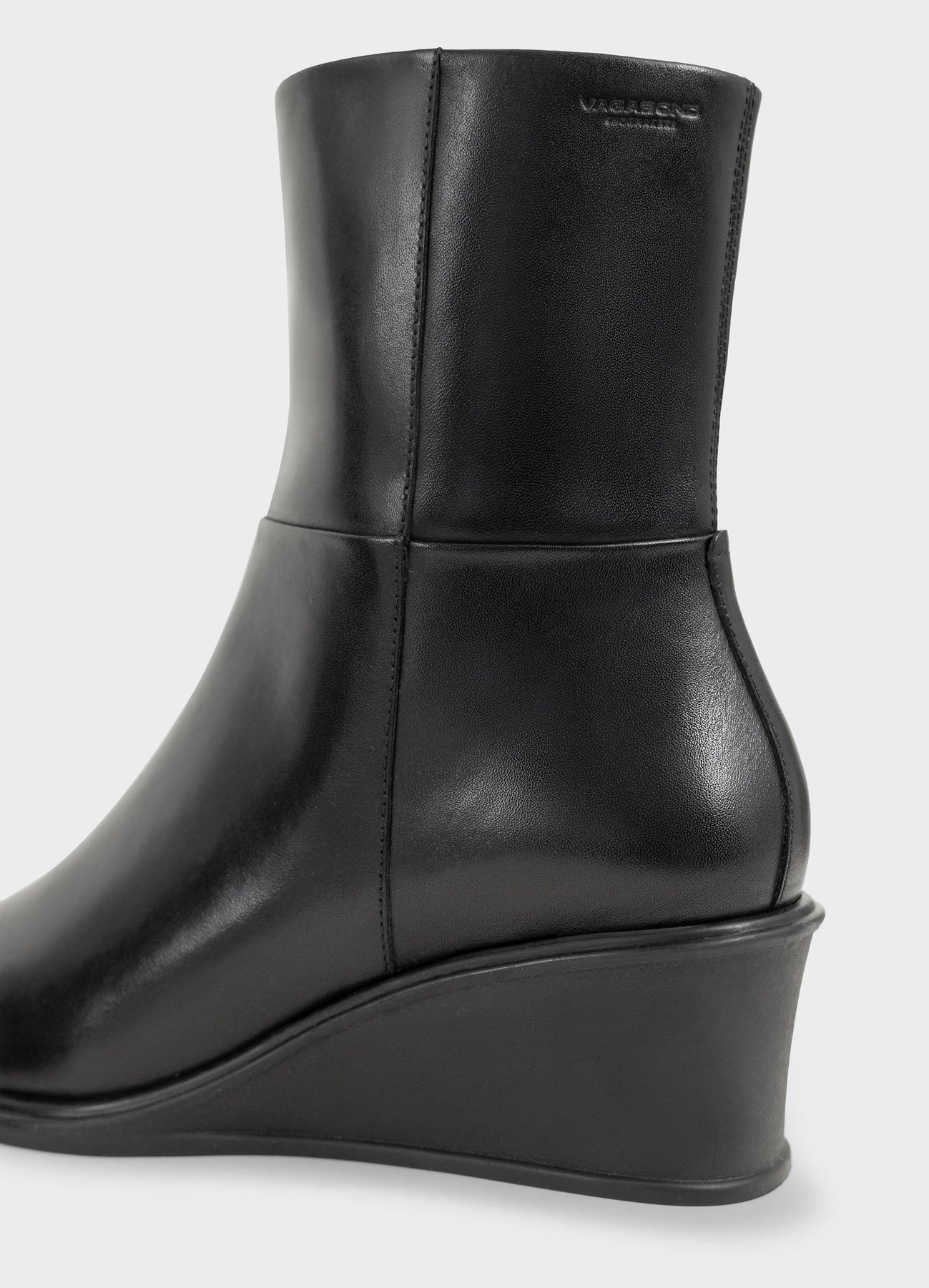 5829 Aino - Black