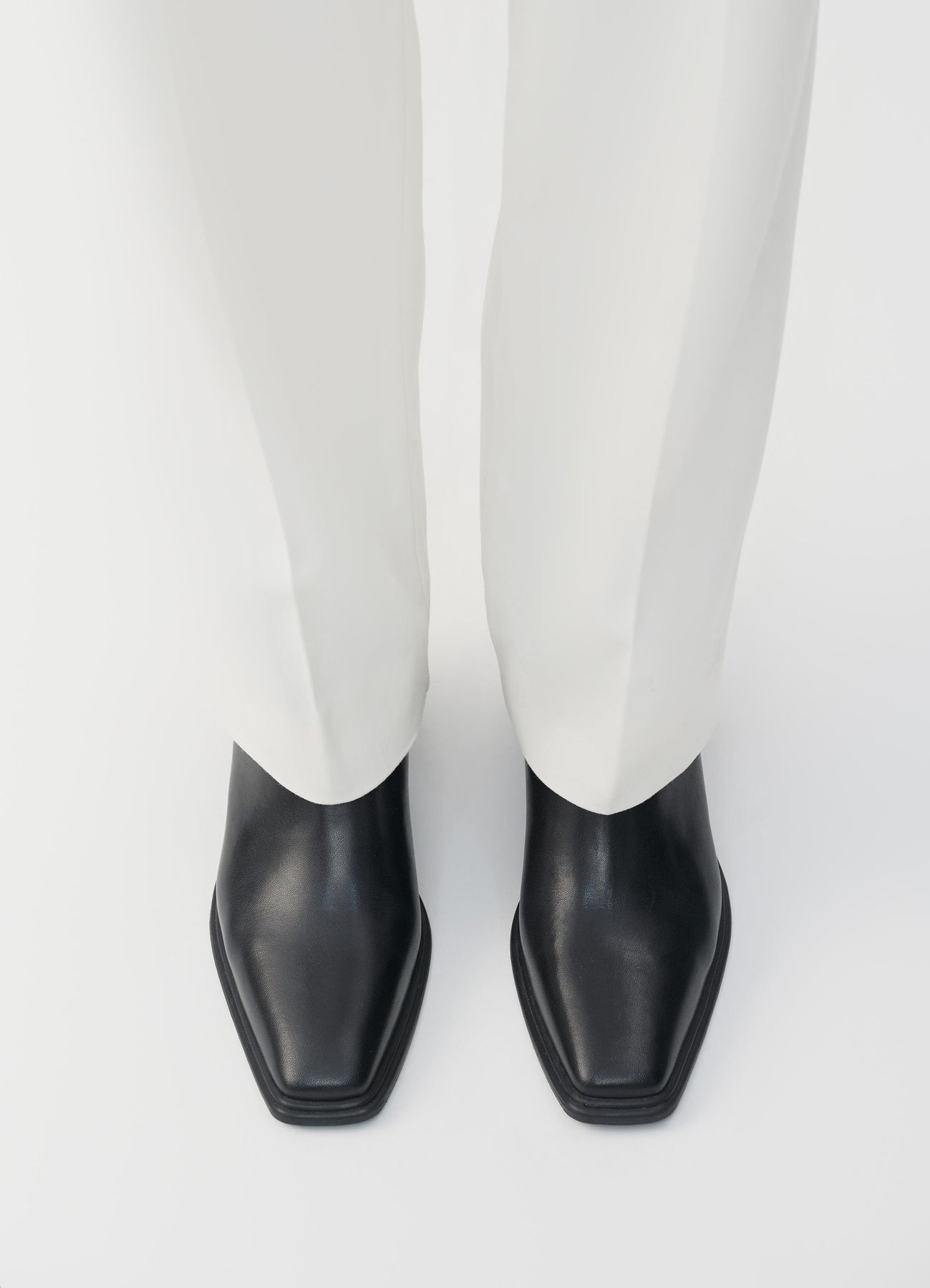 5829 Aino - Black