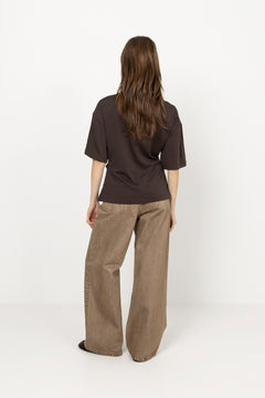 Enora Brooch Tee - Chocolate Torte