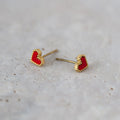 Sarah - Red Heart Stud Earring Rostfritt Stål - Guld