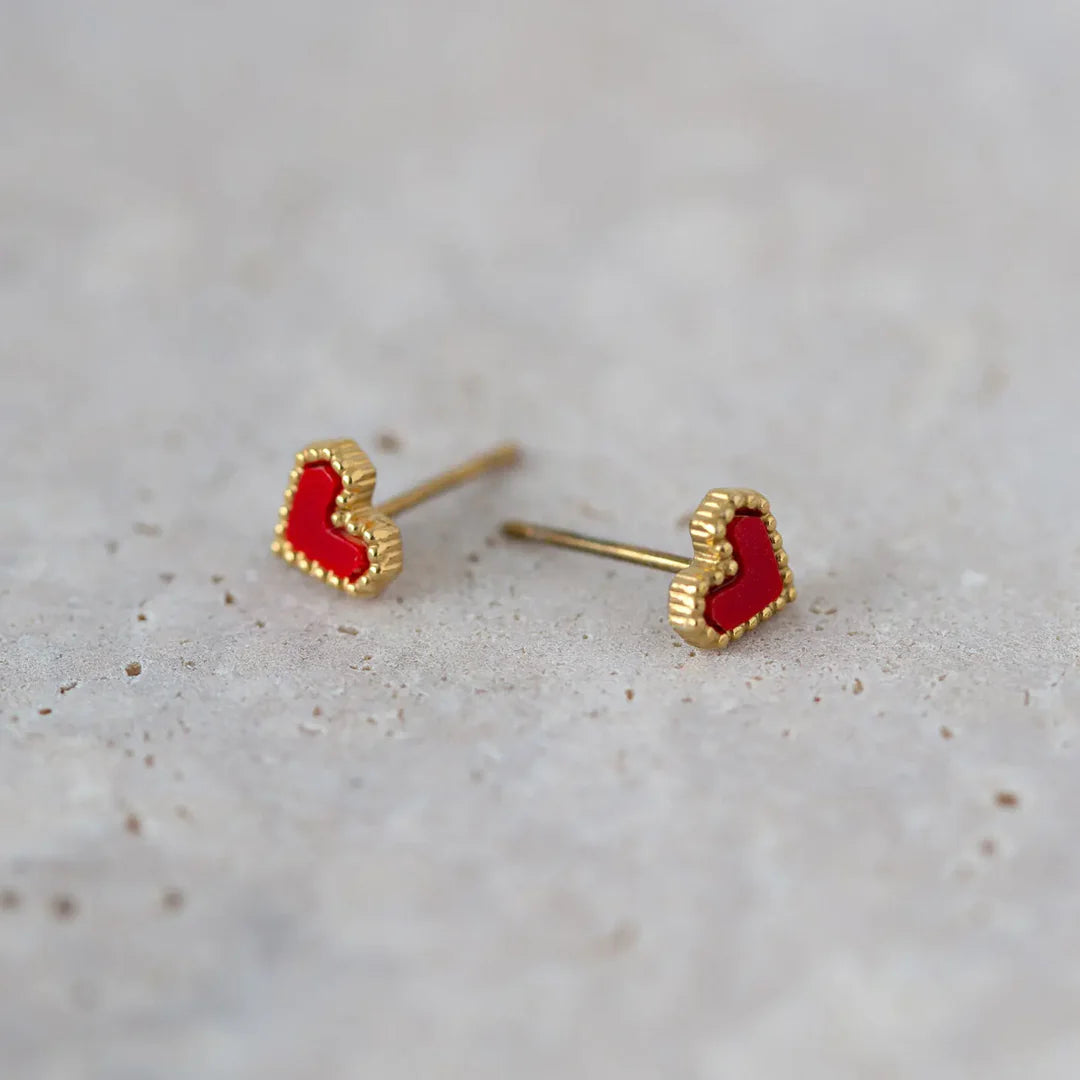 Sarah - Red Heart Stud Earring Rostfritt Stål - Guld