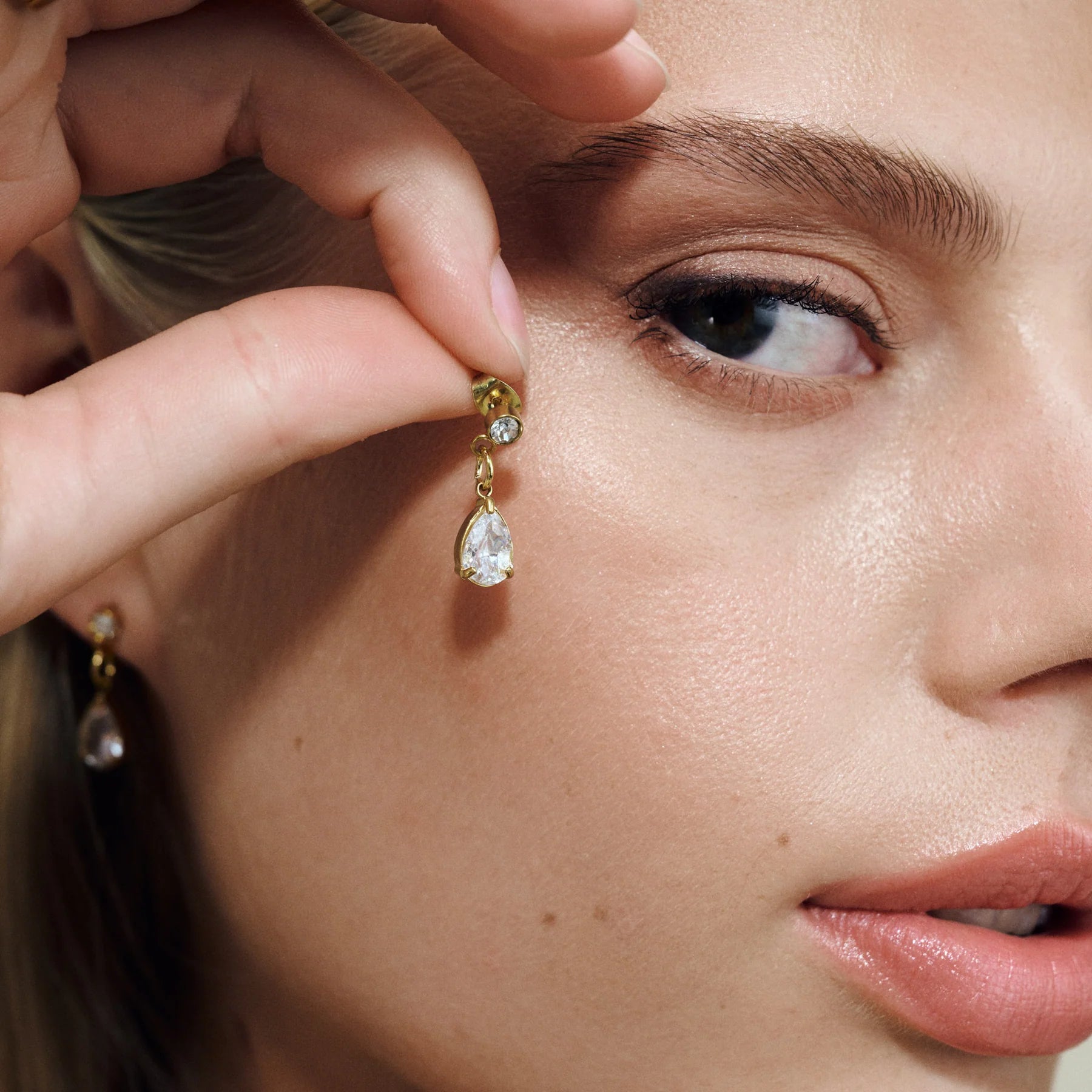 Roslyn Crystal Stud Örhängen - Guld