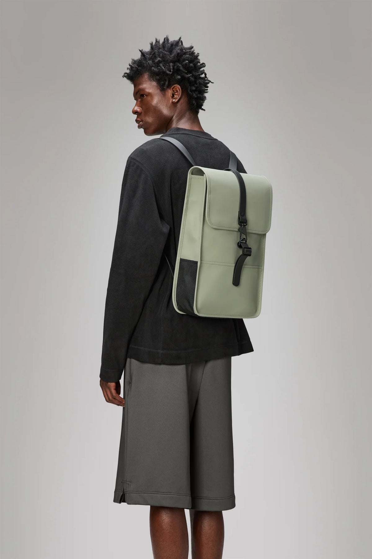 `: `Ryggsäck Mini W3 - Drift`

Let's verify:
- Language: Swedish.
- "Backpack" -> "Ryggsäck".
- "Mini W3 - Drift" -> "Mini W3 - Drift".
- Result: `Ryggsäck Mini W3 - Drift`

<r>Ryggsäck Mini W3 - Drift