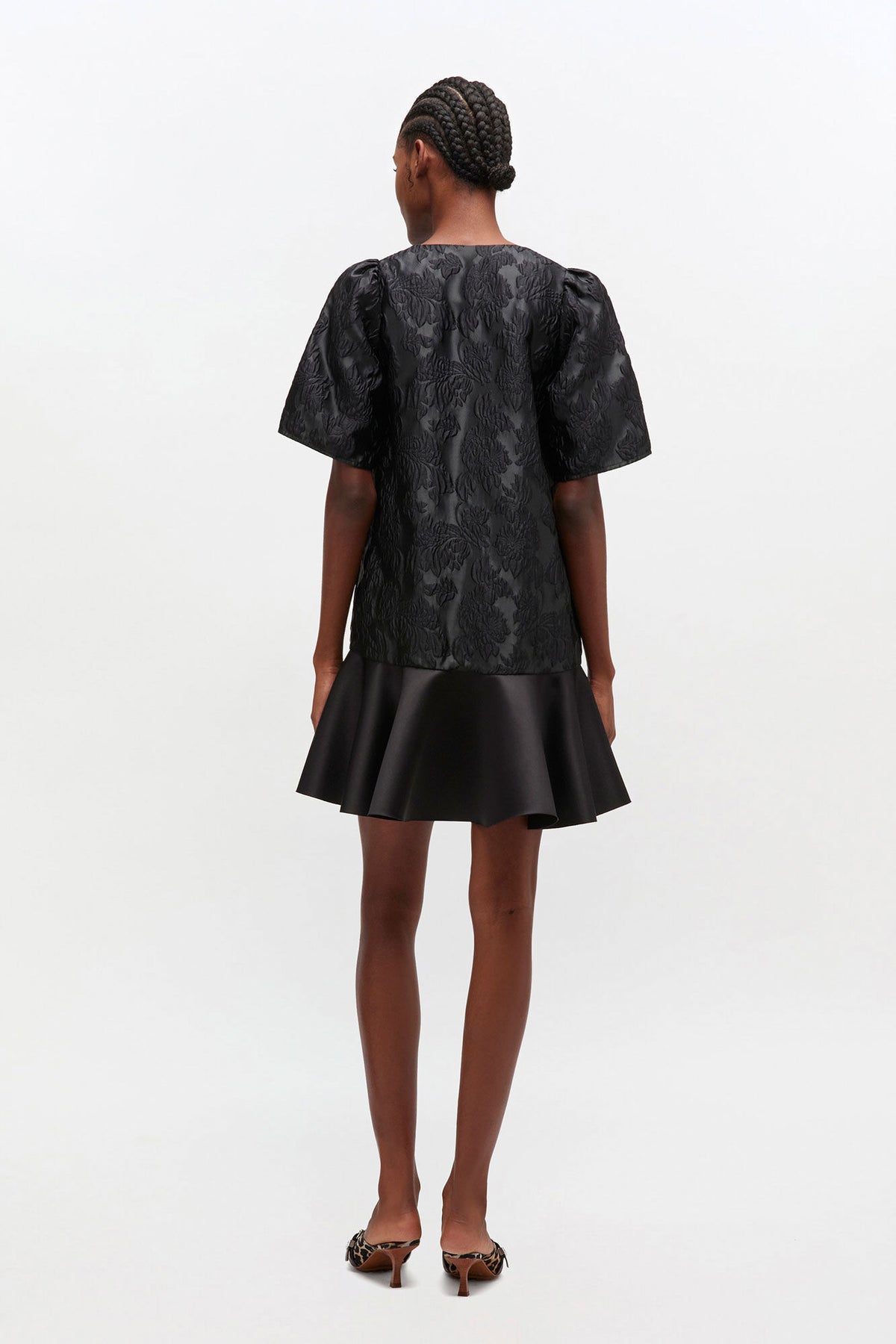 Satin Cloque Mini V-Neck Dress - Svart