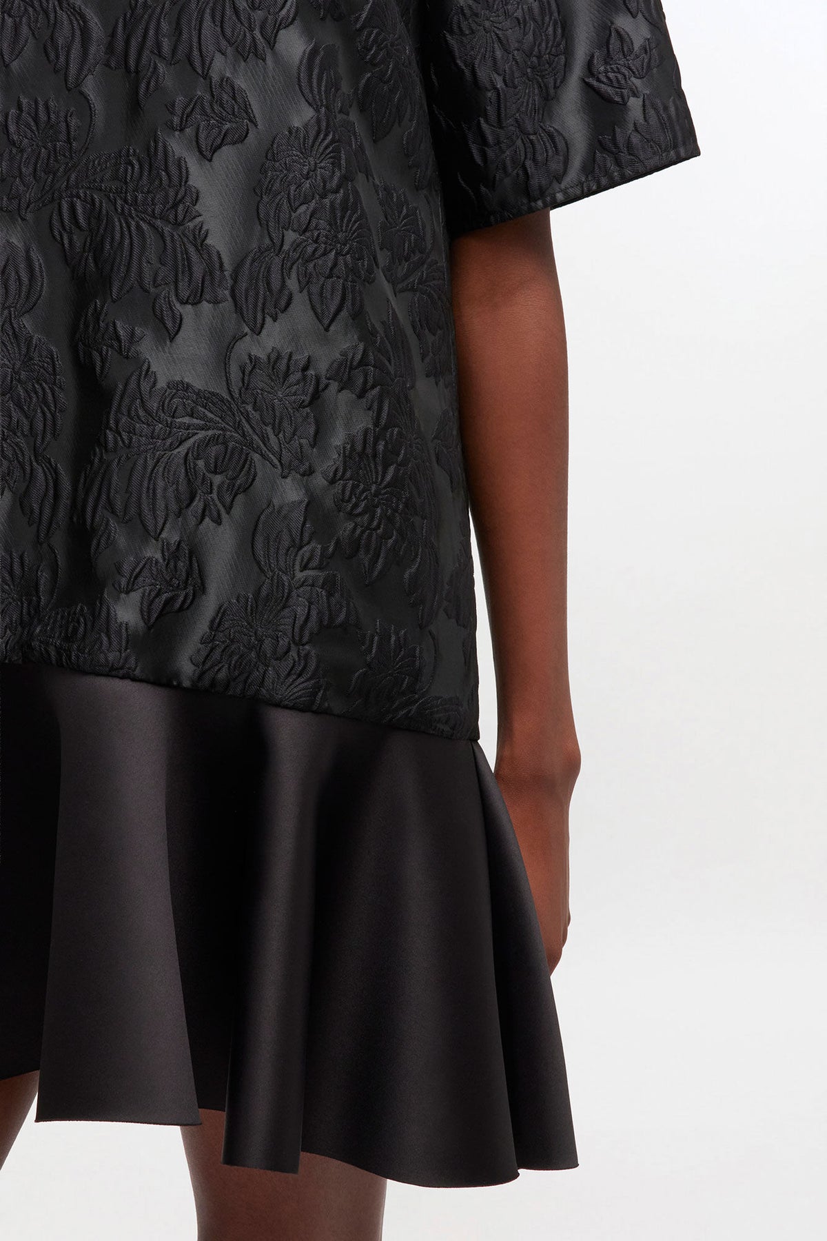 Satin Cloque Mini V-Neck Dress - Svart