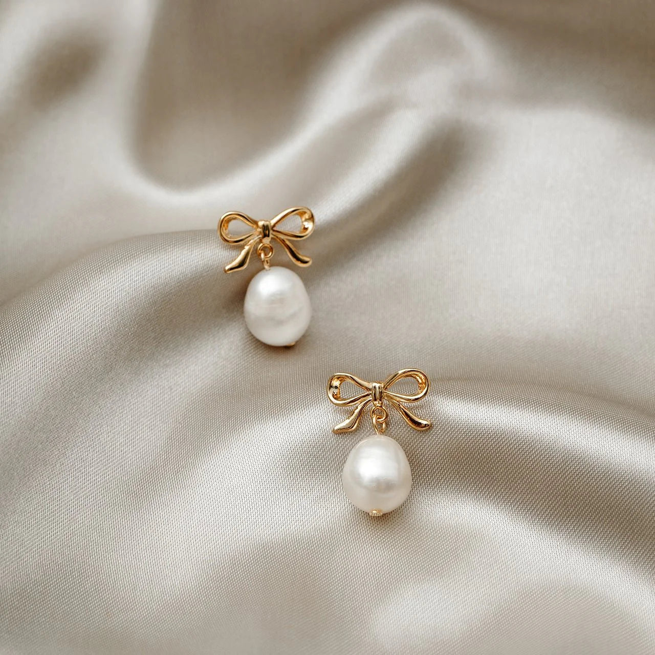 Metal Bow & Pearl Drop Örhängen - Pale Gold