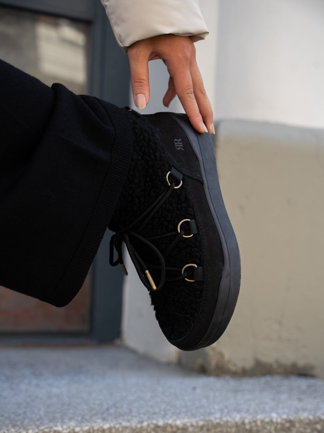 Cortina II - Black