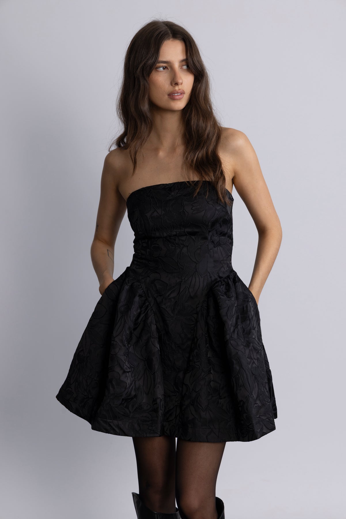 Robbie Bandeau Brocade Dress - Svart