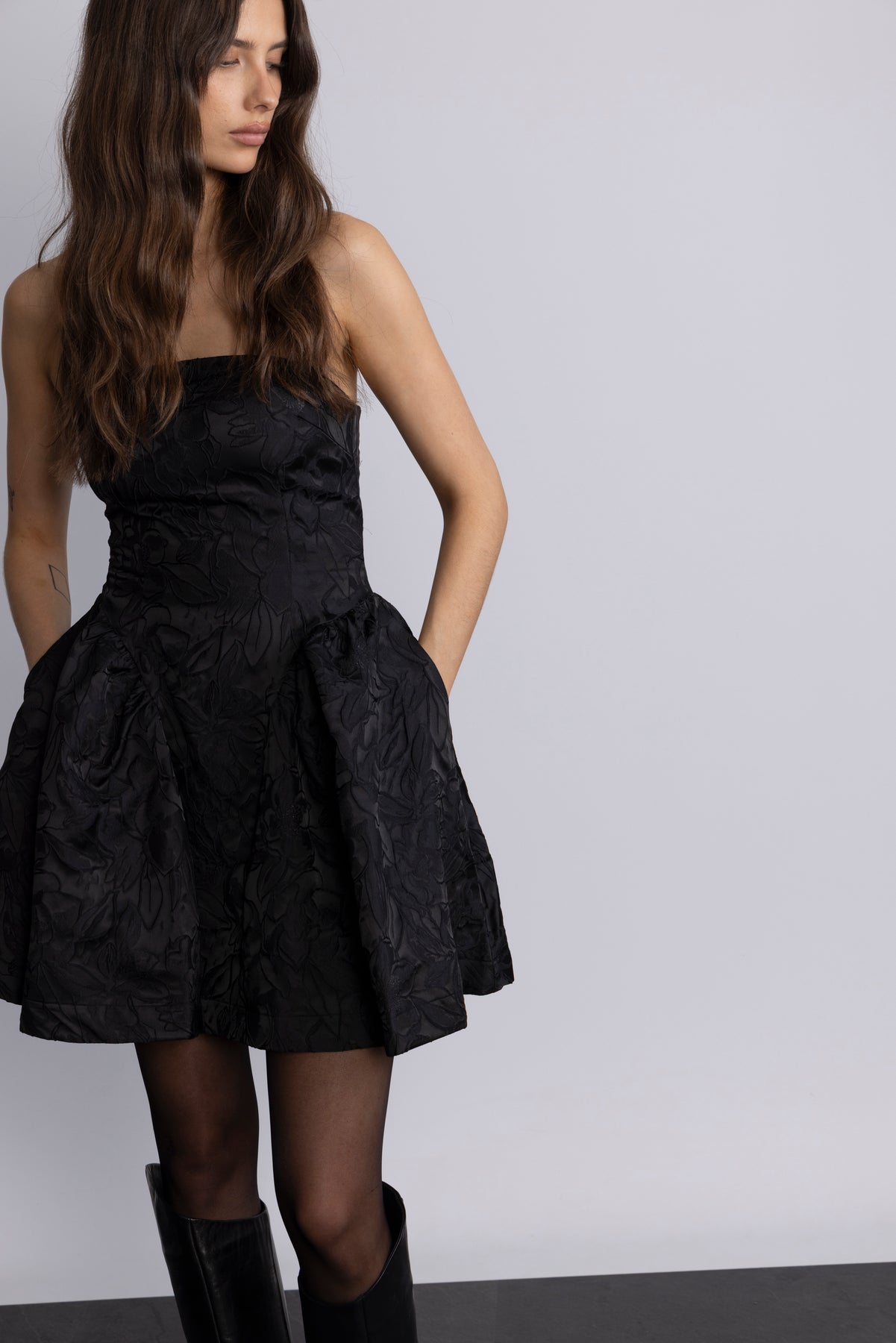 Robbie Bandeau Brocade Dress - Svart