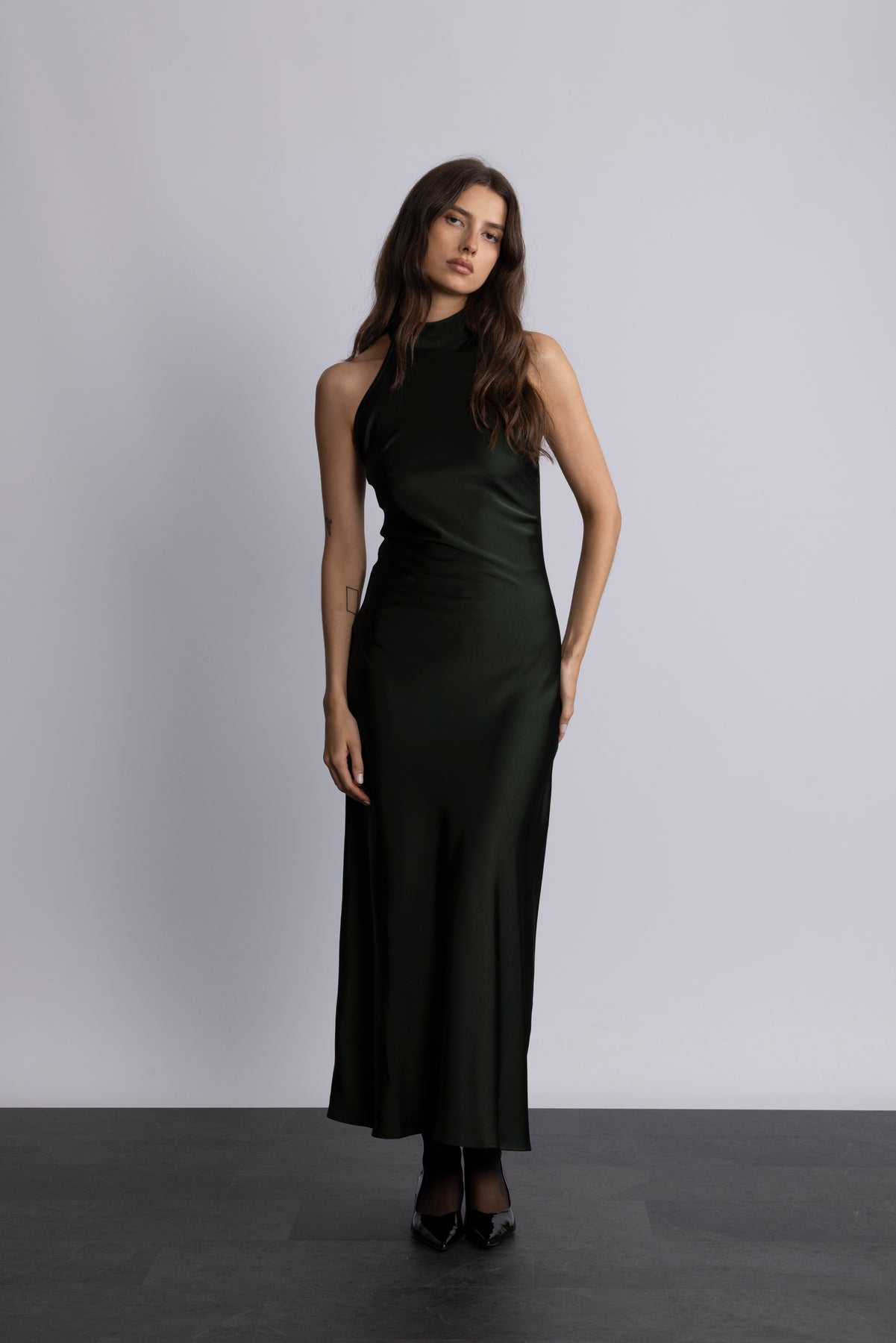 Lola Satin Halter Maxi Dress - Mörkgrön