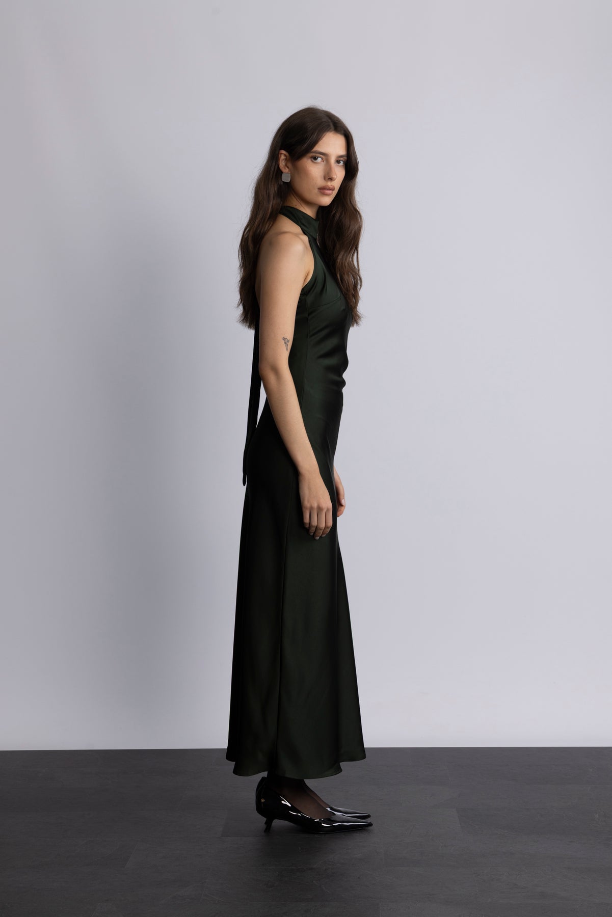 Lola Satin Halter Maxi Dress - Mörkgrön