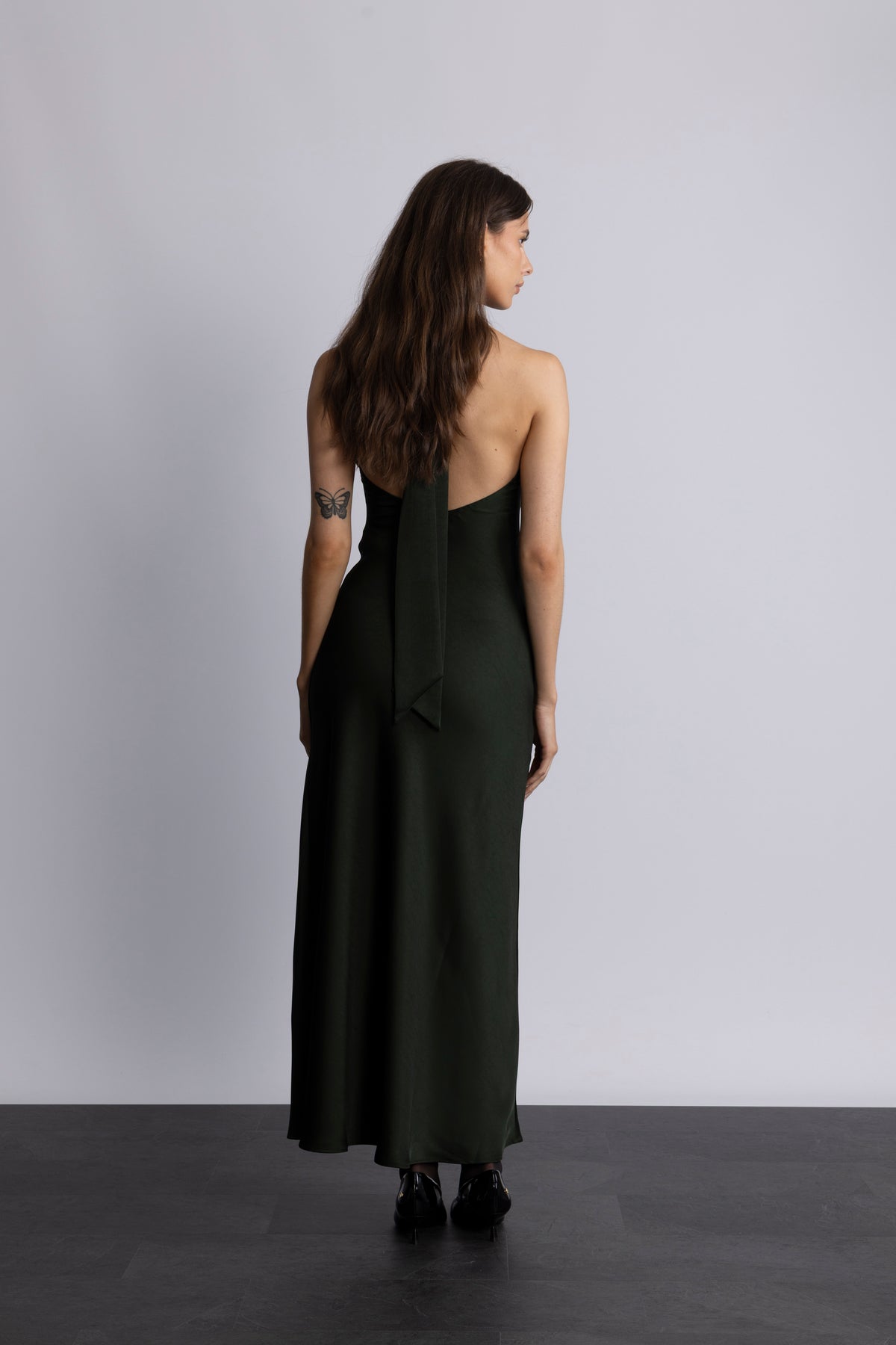 Lola Satin Halter Maxi Dress - Mörkgrön