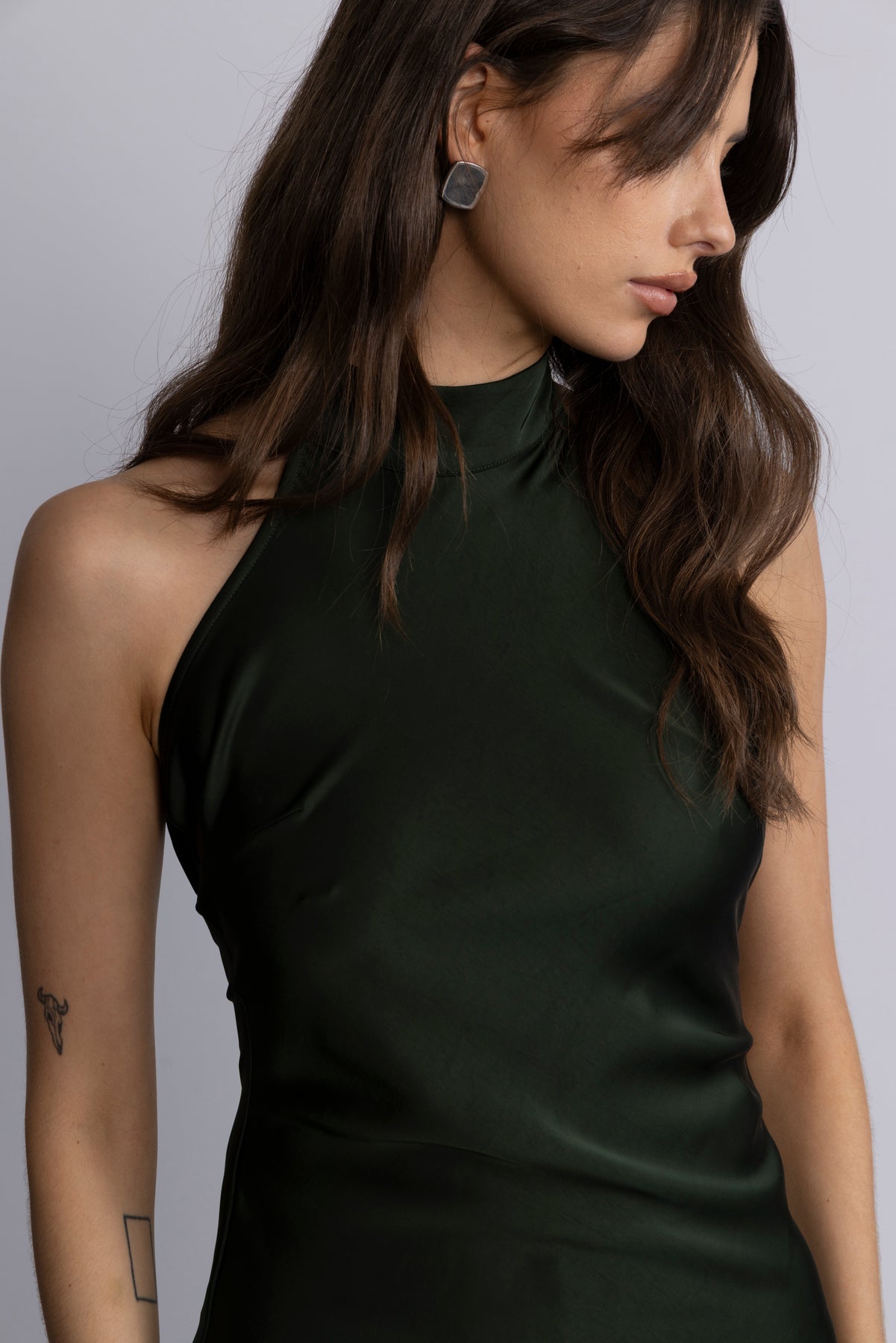 Lola Satin Halter Maxi Dress - Mörkgrön
