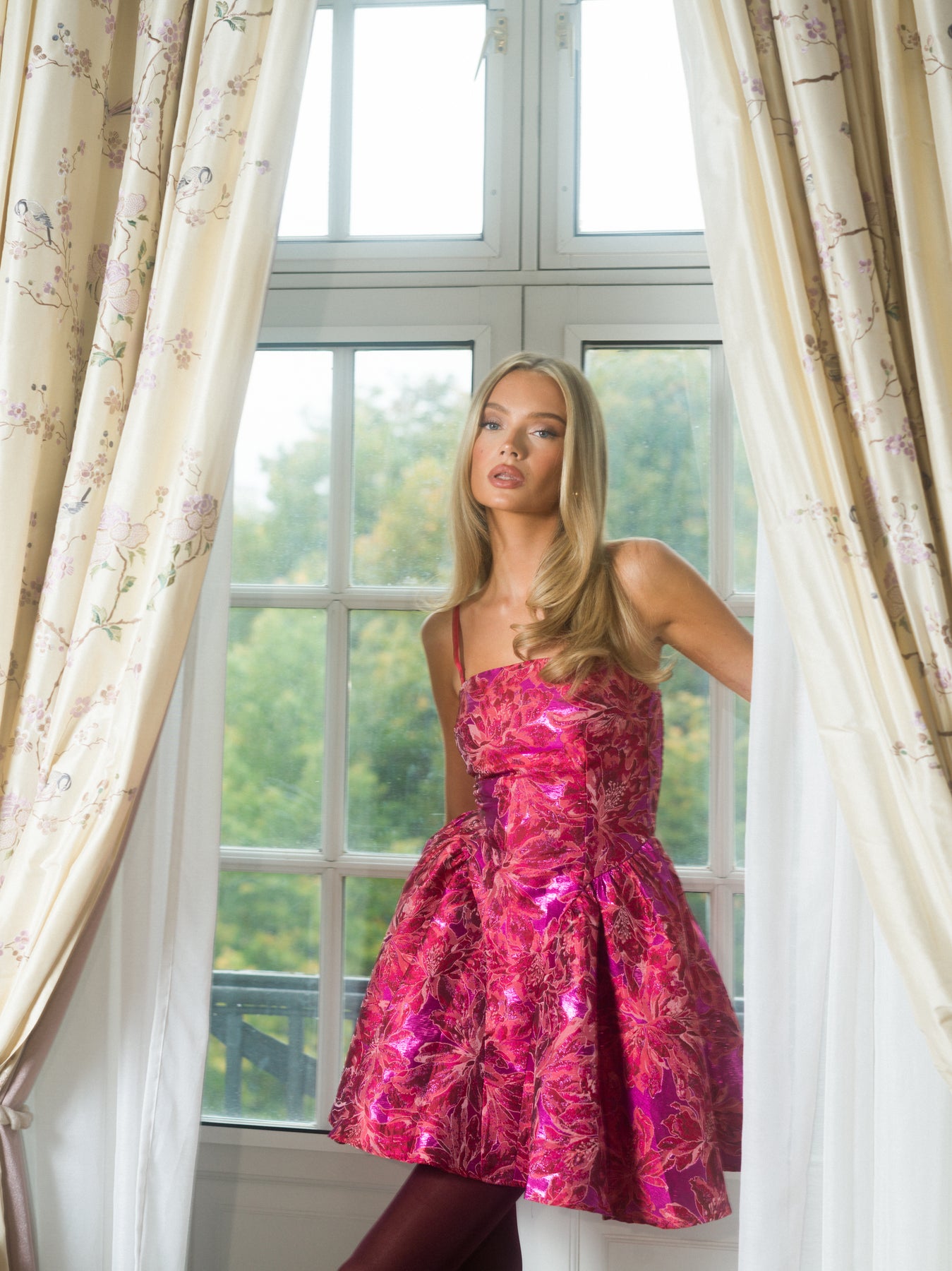 Tove Bandeau Brocade Dress - Rosa