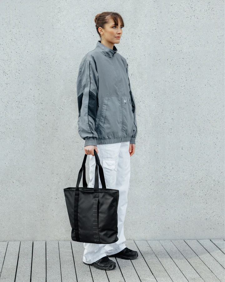 Essential Tote 20L - Black Out