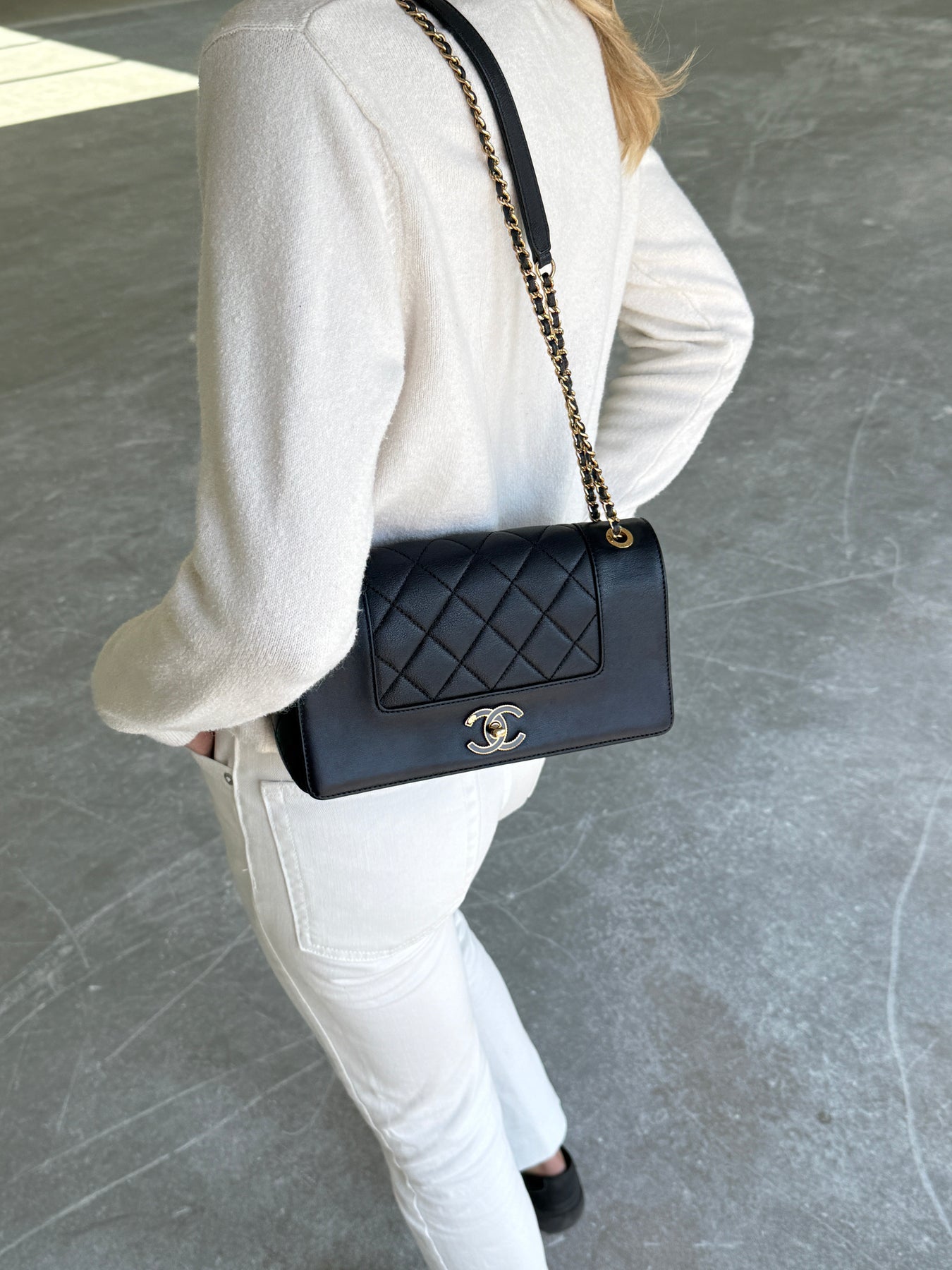 Chanel Mademoiselle Flap Bag Medium - Mörkblå