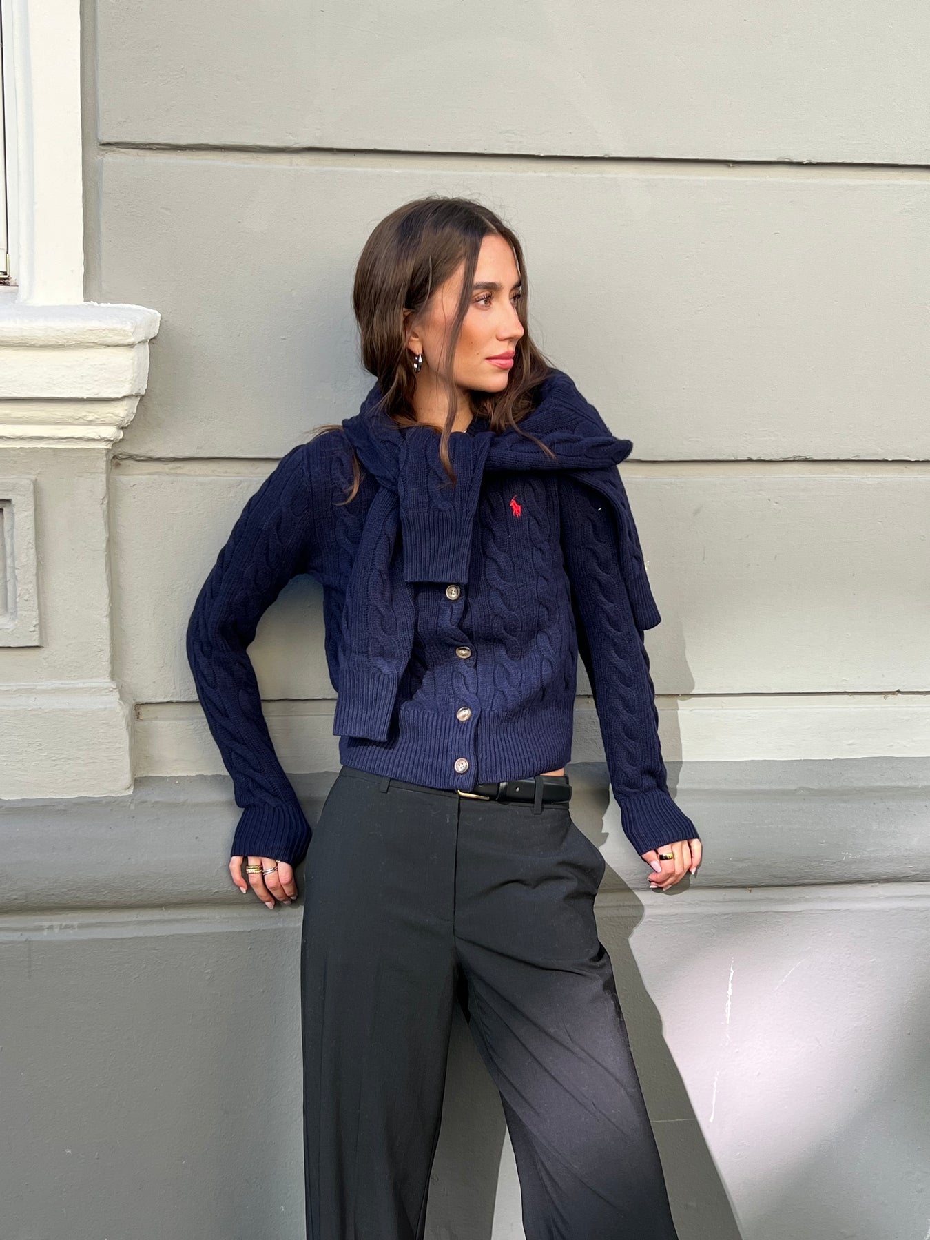 Kabelstickad kofta i ull och kashmir - Hunter Navy