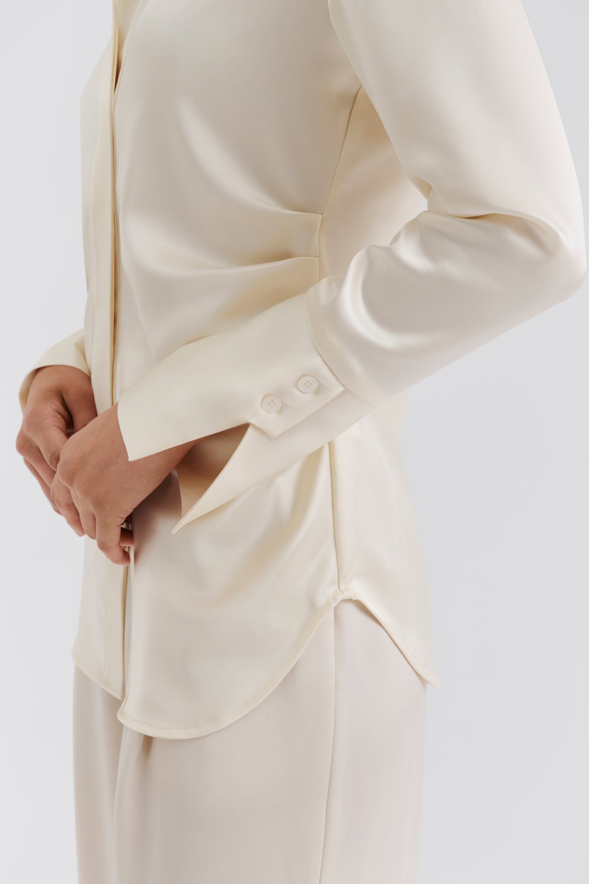 Janni Fitted Satin Shut - Vanilla