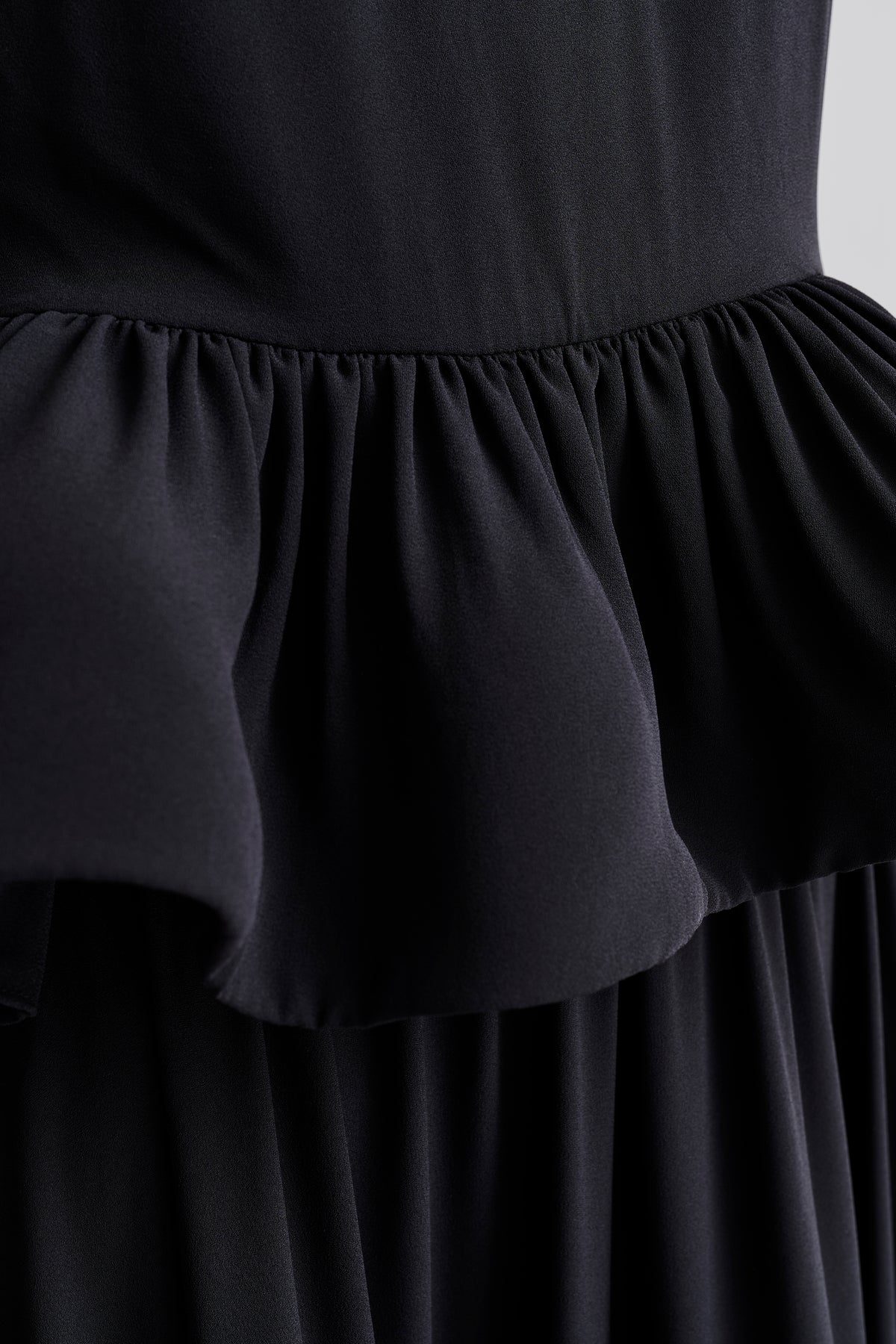 Lune Halterneck Frilled Hem Blouse - Svart