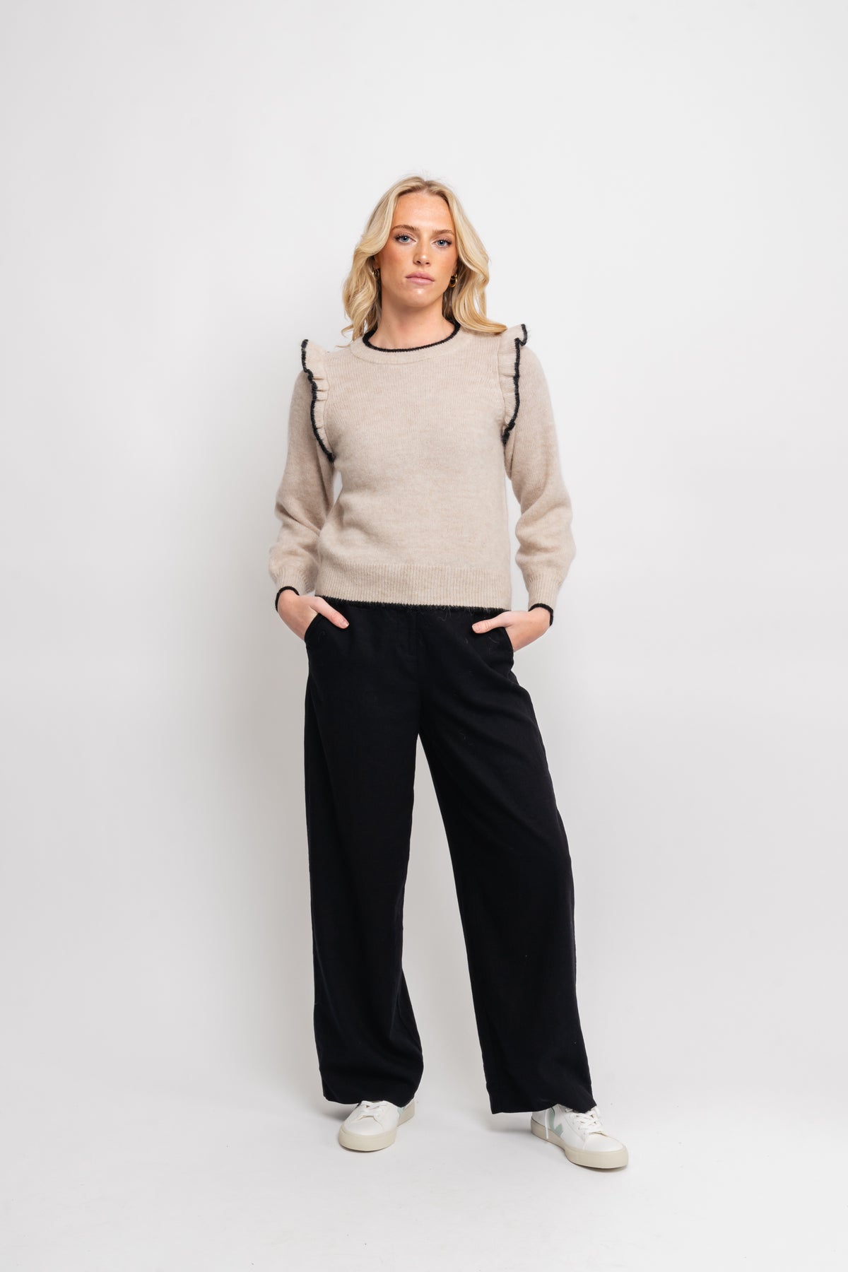 Alva Frills Ls Knit O-Neck - Birch/Black